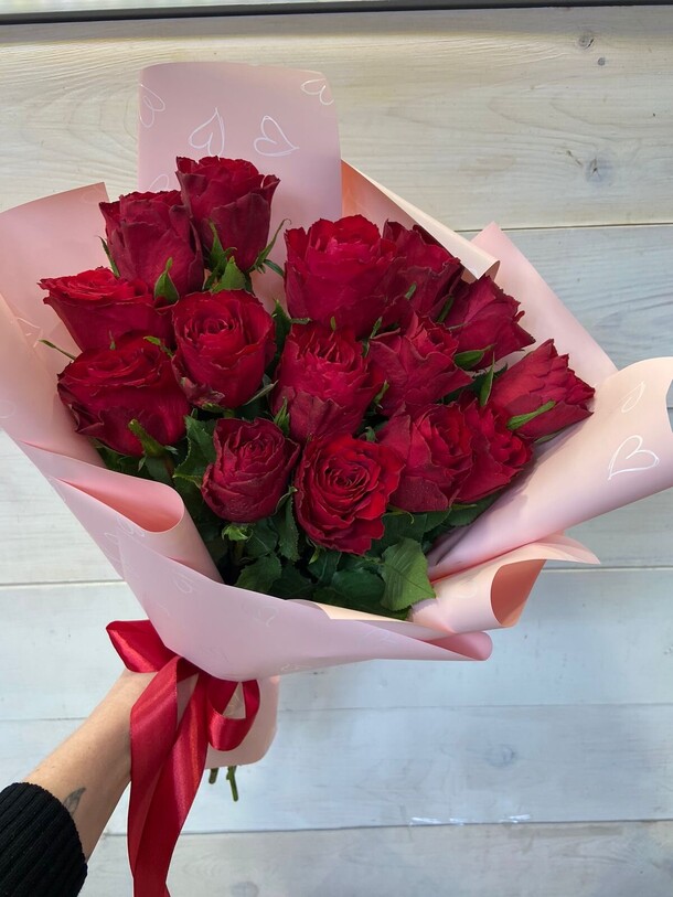 15 красных роз, артикул F1244350 - 2900 рублей, доставка по городу. Flawery - доставка цветов