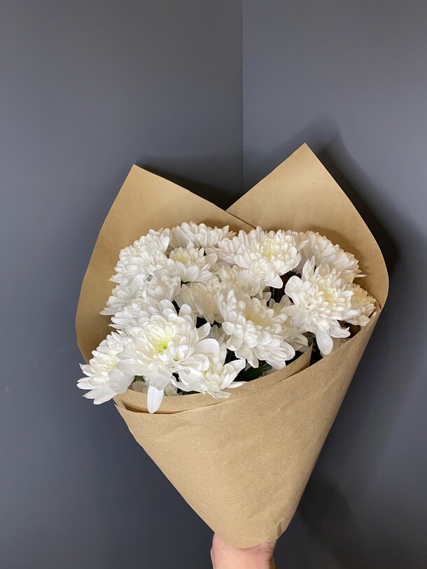 Хризантемы в крафте, артикул F1248490 - 1990 рублей, доставка по городу. Flawery - доставка цветов