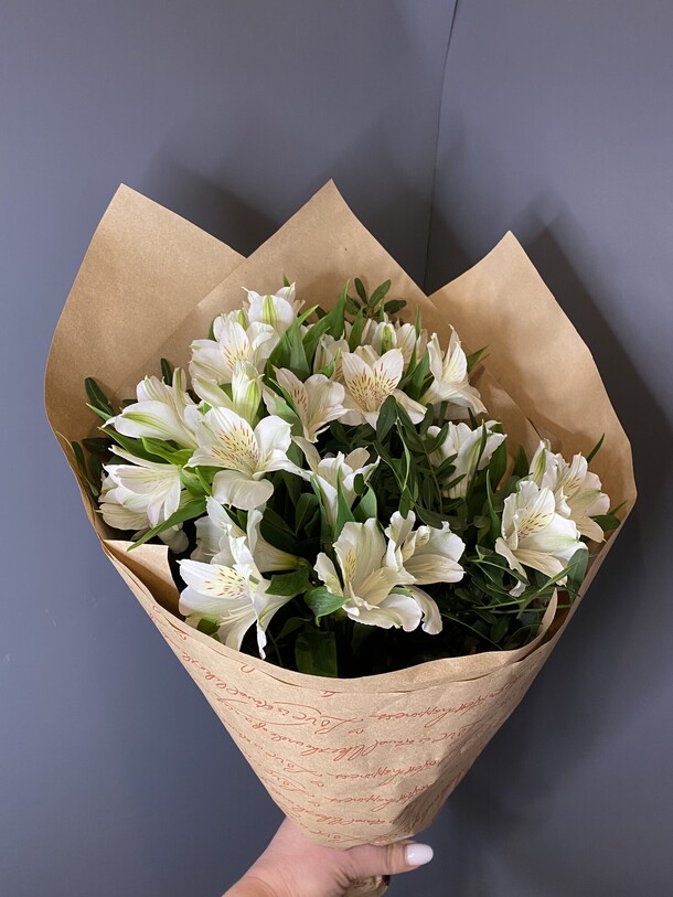 Альстромерия в крафте, артикул F1248493 - 2100 рублей, доставка по городу. Flawery - доставка цветов