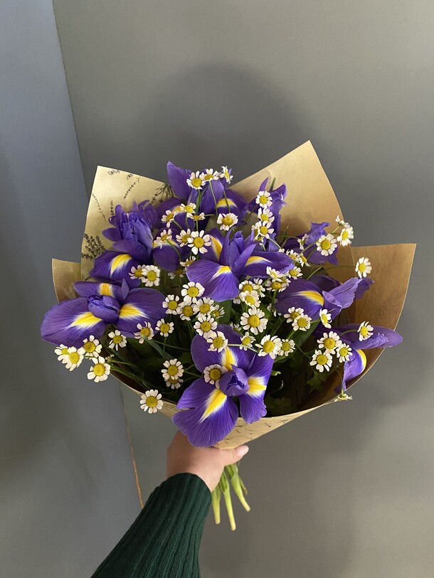 Ирисы и ромашки, артикул F1255514 - 2700 рублей, доставка по городу. Flawery - доставка цветов