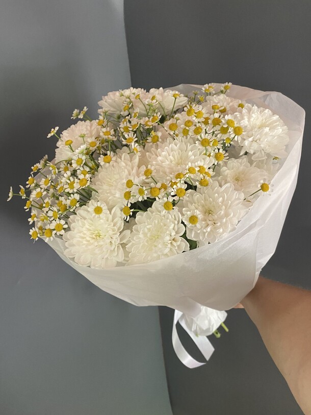 Хризантемы с ромашками, артикул F1312952 - 3150 рублей, доставка по городу. Flawery - доставка цветов