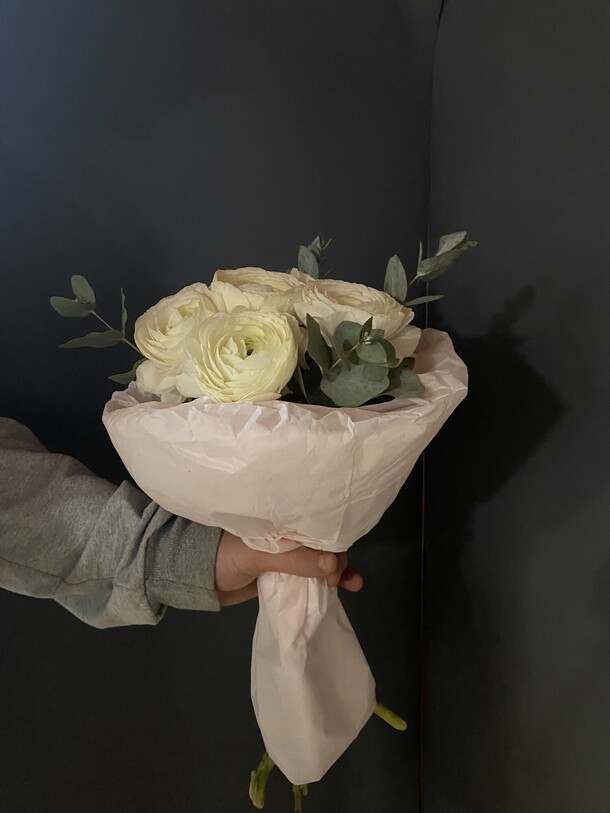 Букет из ранункулюсов, артикул F1364877 - 9650 рублей, доставка по городу. Flawery - доставка цветов