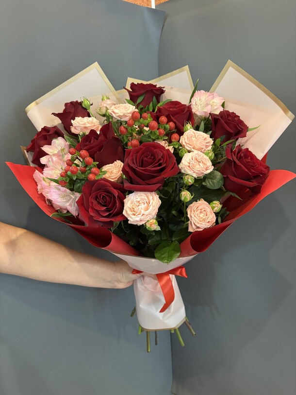 Букет с красными розами, артикул F1448634 - 9350 рублей, доставка по городу. Flawery - доставка цветов