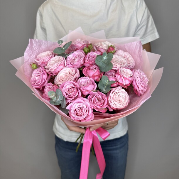 Букет из ярко-розовых кустовых пионовидных роз с эвкалиптом, артикул F1396193 - 3750 рублей, доставка по городу. Flawery - доставка цветов