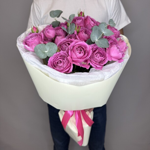 Яркий букет из пионовидных роз с эвкалиптом 😍, артикул F1396202 - 4850 рублей, доставка по городу. Flawery - доставка цветов