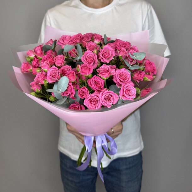 Букет из розовых кустовых роз с эвкалиптом, артикул F1399382 - 5450 рублей, доставка по городу. Flawery - доставка цветов