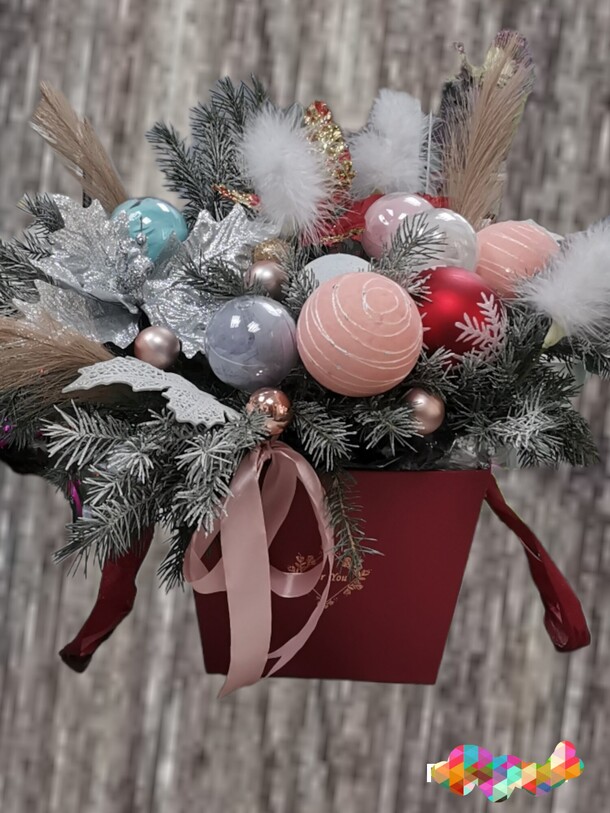 Коробка новогодняя, артикул F1162842 - 4500 рублей, доставка по городу. Flawery - доставка цветов