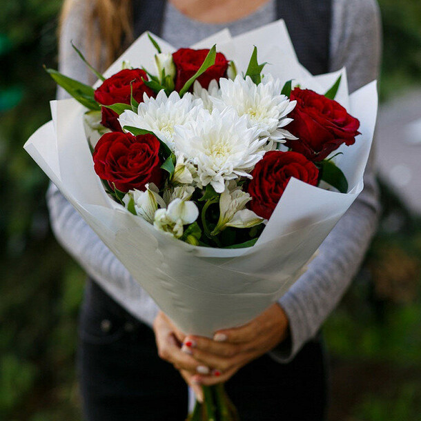 Букет из роз, хризантемы и альстромерии, артикул F1218553 - 4300 рублей, доставка по городу. Flawery - доставка цветов