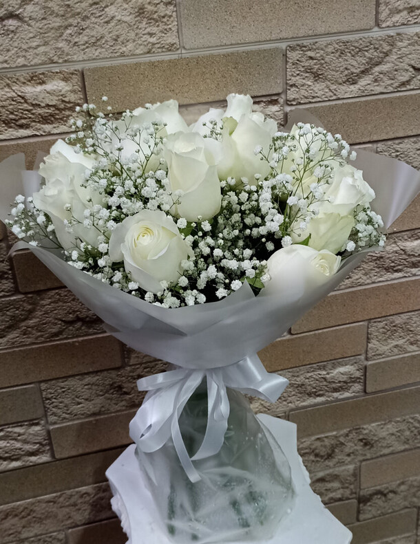 Букет из 11 белых роз и гипсофилы, артикул F1218711 - 7000 рублей, доставка по городу. Flawery - доставка цветов