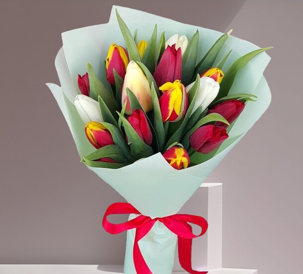 Букет из тюльпанов микс, артикул F1261172 - 3800 рублей, доставка по городу. Flawery - доставка цветов