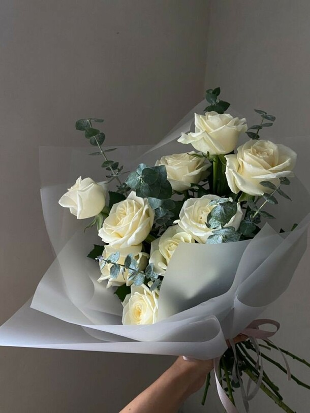 Роза белая с эвкалиптом, артикул F1325137 - 5500 рублей, доставка по городу. Flawery - доставка цветов