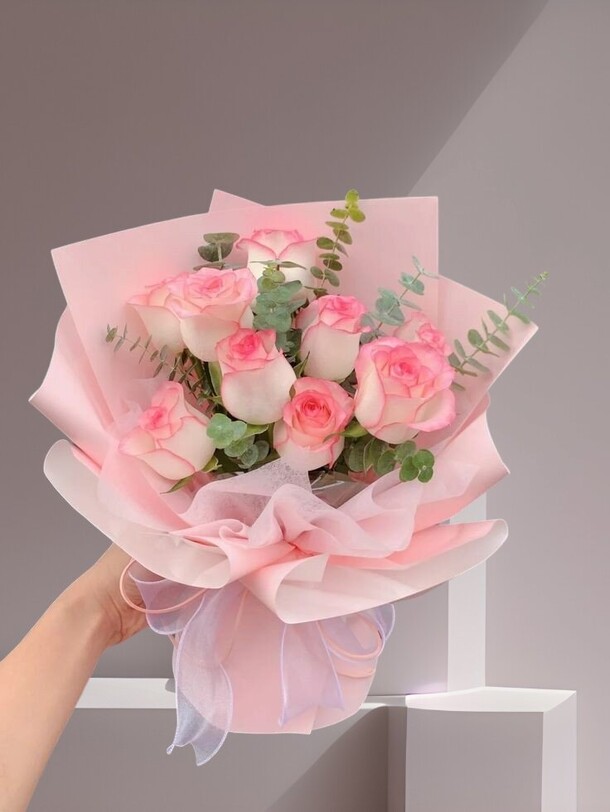 Букет из роз и эвкалипта, артикул F1328959 - 6300 рублей, доставка по городу. Flawery - доставка цветов