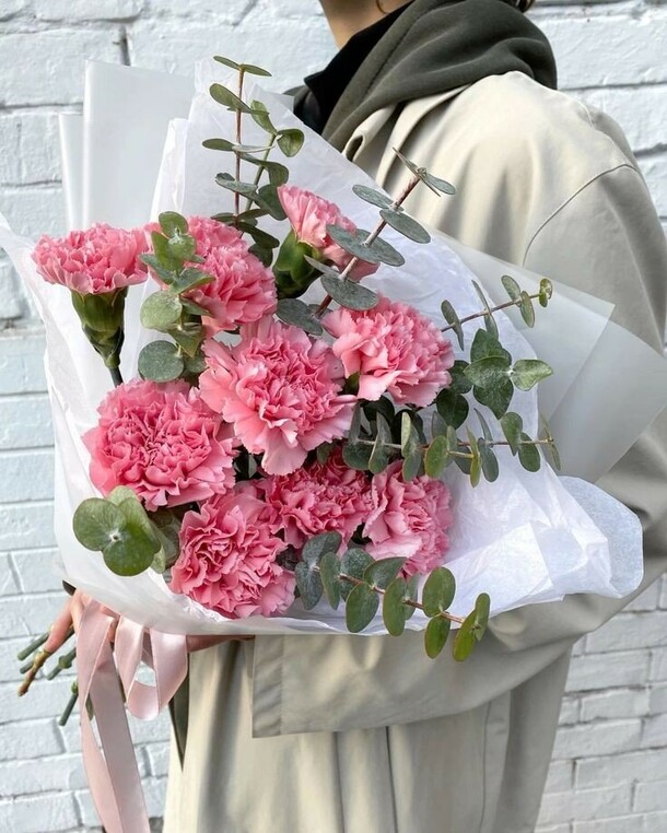 Диантусы и эвкалипт, артикул F1377911 - 3400 рублей, доставка по городу. Flawery - доставка цветов