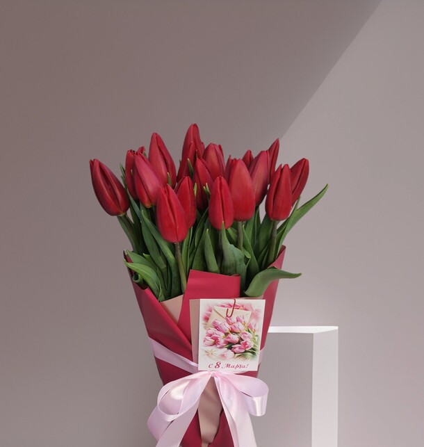 Тюльпаны в вазочке, артикул F1392000 - 2500 рублей, доставка по городу. Flawery - доставка цветов