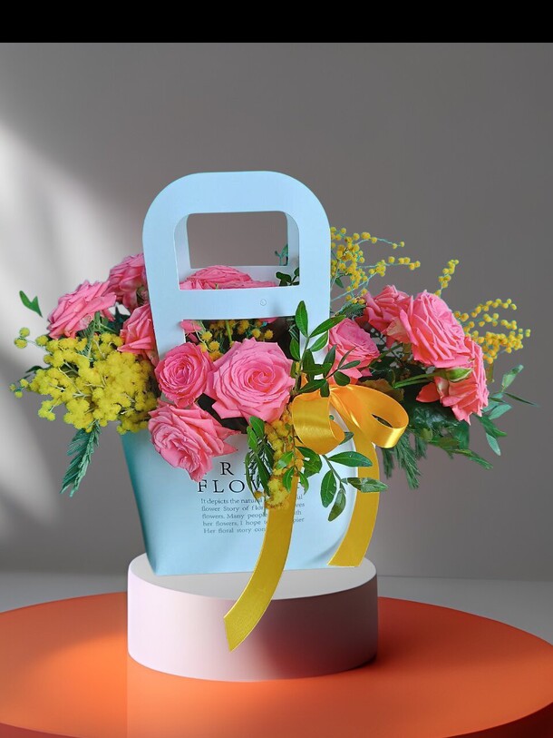 Цветы сумочке, артикул F1529191 - 3800 рублей, доставка по городу. Flawery - доставка цветов