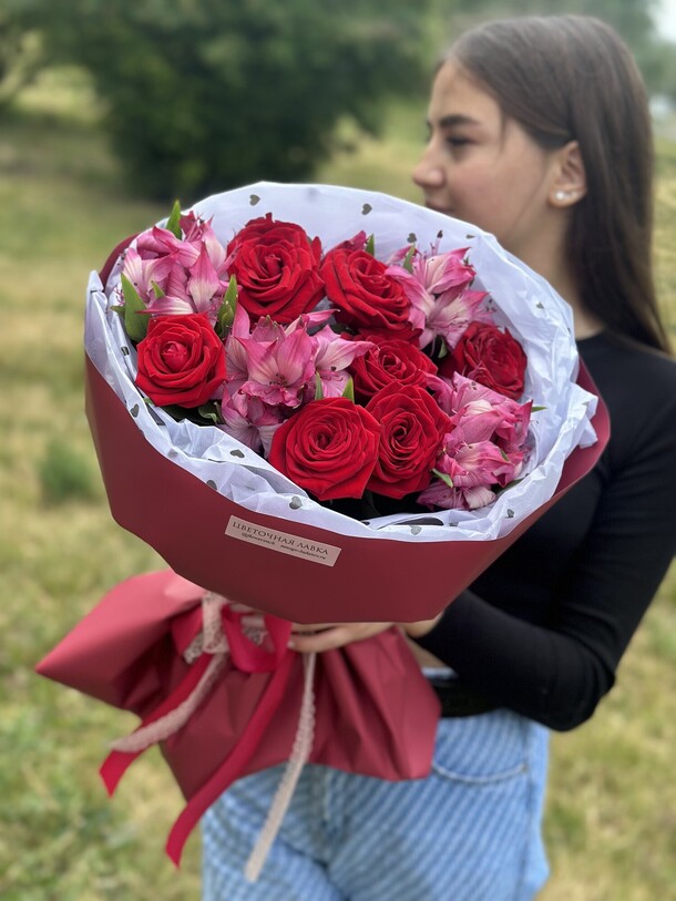 Поцелуй, артикул F1205450 - 8302 рублей, доставка по городу. Flawery - доставка цветов