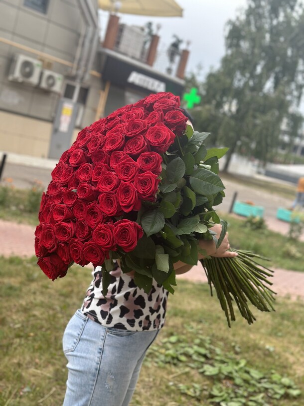 101 роза метровая, артикул F1205465 - 103615 рублей, доставка по городу. Flawery - доставка цветов