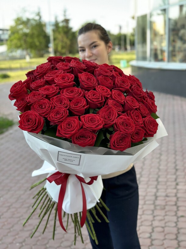 55 роз, артикул F1205489 - 40483 рублей, доставка по городу. Flawery - доставка цветов