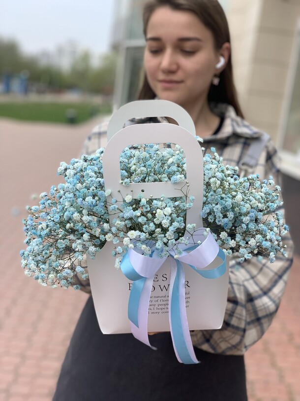 Сумочка голубой гипсофилы, артикул F1205508 - 4395 рублей, доставка по городу. Flawery - доставка цветов