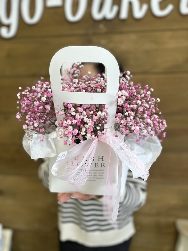 Сумочка из гипсофилы, артикул F1260504 - 3953 рублей, доставка по городу. Flawery - доставка цветов