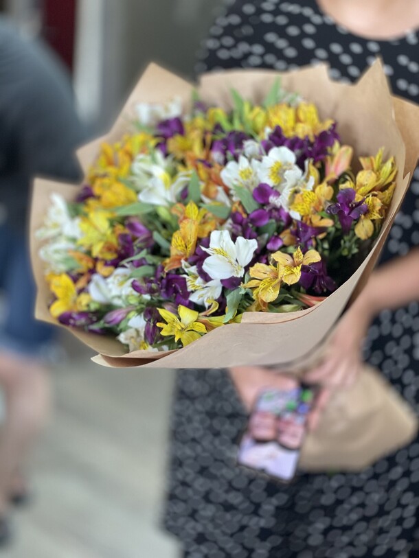 Букет из 29 микс альстромерий, артикул F1149699 - 5500 рублей, доставка по городу. Flawery - доставка цветов