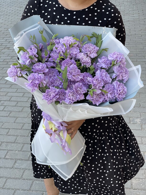 Букет из 35 гвоздики с зеленью, артикул F1149706 - 7500 рублей, доставка по городу. Flawery - доставка цветов