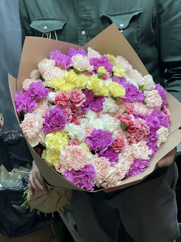 Букет из 101 микс гвоздики, артикул F1149710 - 11269 рублей, доставка по городу. Flawery - доставка цветов