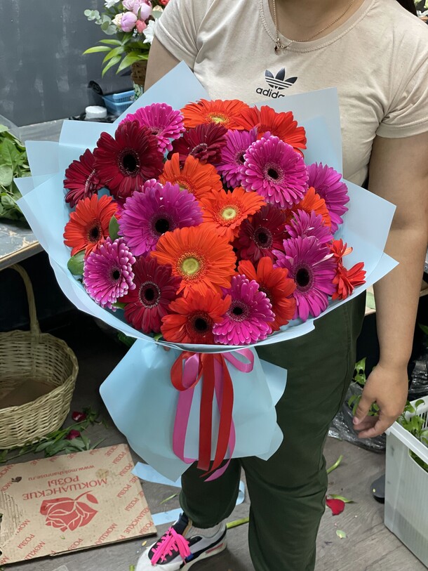 Букет из 25 герберы, артикул F1149714 - 6700 рублей, доставка по городу. Flawery - доставка цветов