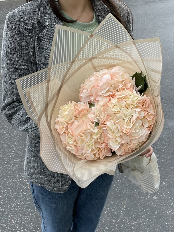 Букет из 3 гортензии из колумбии, артикул F1149740 - 3300 рублей, доставка по городу. Flawery - доставка цветов