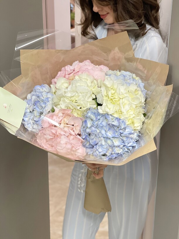 Букет из 7 гортензии, артикул F1149742 - 5000 рублей, доставка по городу. Flawery - доставка цветов