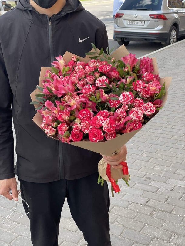 Букет из 9 кустовых роз, артикул F1149790 - 6000 рублей, доставка по городу. Flawery - доставка цветов