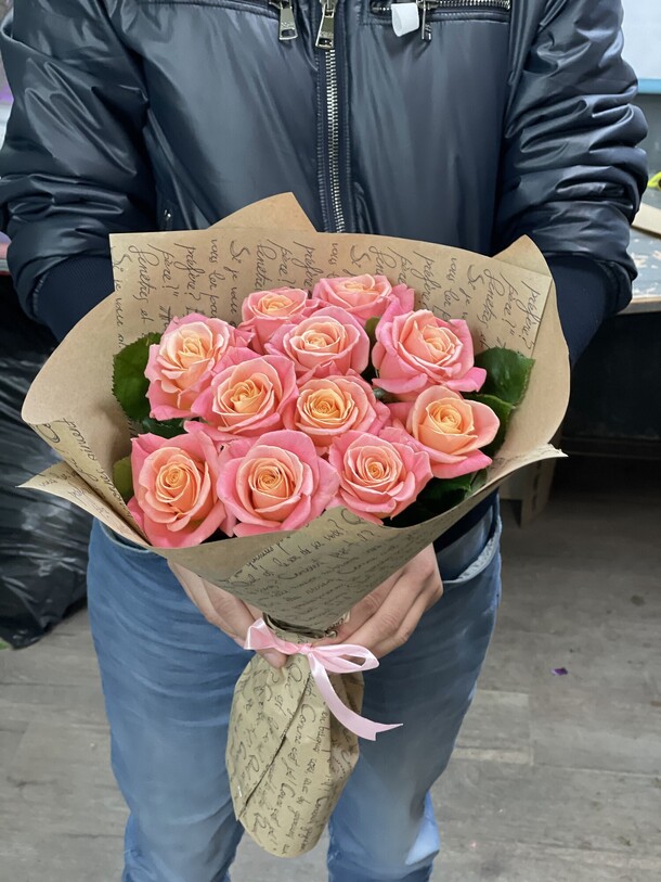 Букет из 11 роз мисс пигги, артикул F1149842 - 3800 рублей, доставка по городу. Flawery - доставка цветов