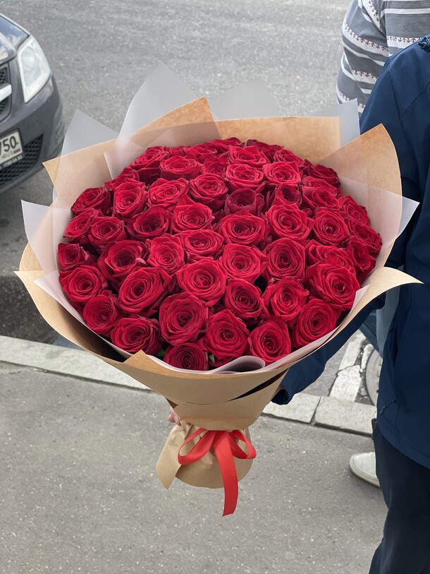 Букет из 51 розы, артикул F1149848 - 7500 рублей, доставка по городу. Flawery - доставка цветов