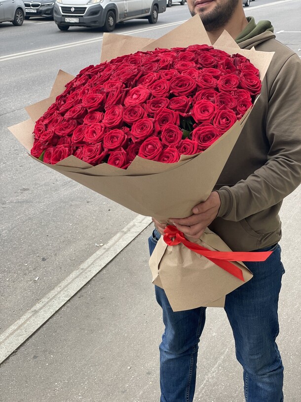 Букет из 101 розы 60 см, артикул F1149849 - 16500 рублей, доставка по городу. Flawery - доставка цветов