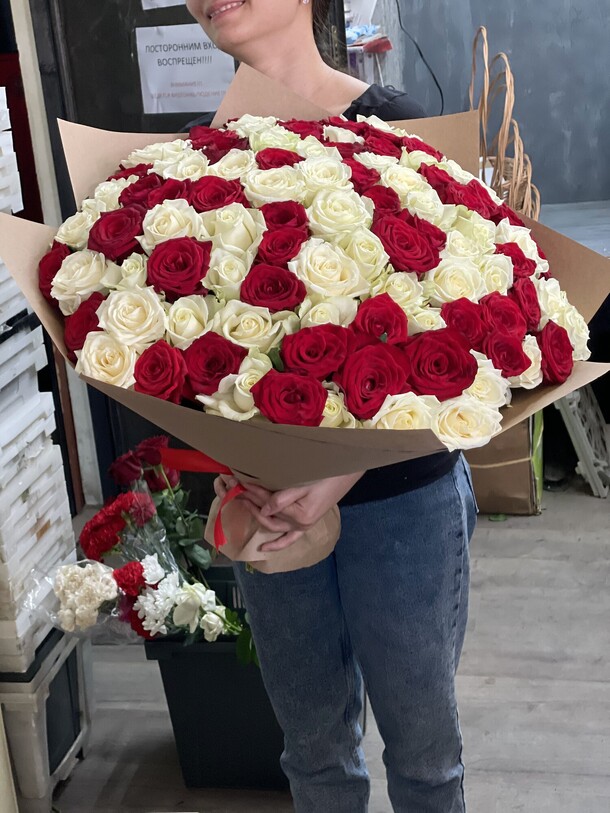 Букет из 101 розы 50 см, артикул F1149851 - 17500 рублей, доставка по городу. Flawery - доставка цветов