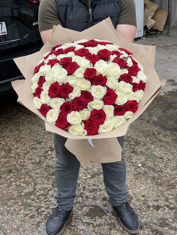Букет из 101 розы 60 см, артикул F1149860 - 16500 рублей, доставка по городу. Flawery - доставка цветов