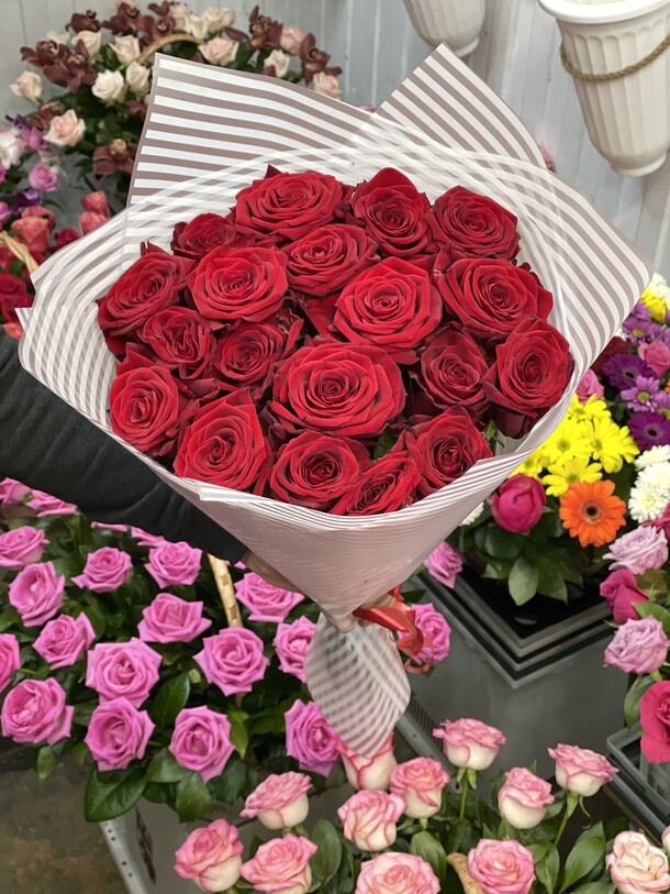 Букет из 19 роз, артикул F1149862 - 4200 рублей, доставка по городу. Flawery - доставка цветов