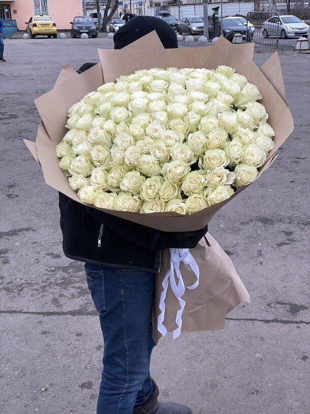 Букет из 101 розы 70 см, артикул F1149866 - 24500 рублей, доставка по городу. Flawery - доставка цветов