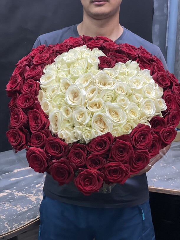 Букет из 101 розы в виде сердца 60 см, артикул F1149871 - 19000 рублей, доставка по городу. Flawery - доставка цветов