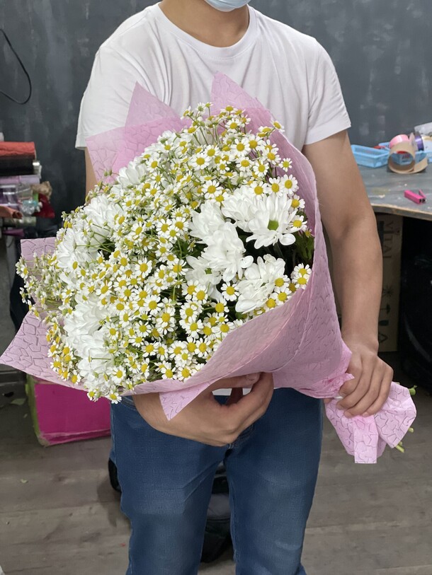 Букет из 25 ромашек с хризантемами, артикул F1149891 - 7700 рублей, доставка по городу. Flawery - доставка цветов