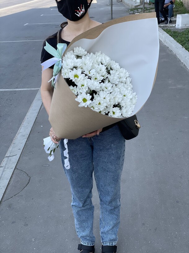 Букет из 9 кустовых хризантем, артикул F1149899 - 4400 рублей, доставка по городу. Flawery - доставка цветов