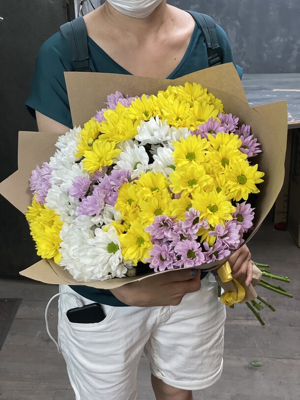 Букет из 15 кустовых микс хризантем, артикул F1149918 - 6100 рублей, доставка по городу. Flawery - доставка цветов