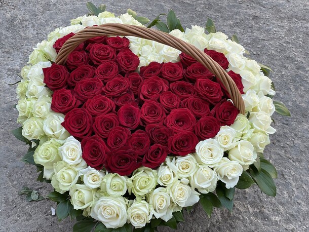 101 роза в корзине в виде сердца, артикул F1149924 - 29000 рублей, доставка по городу. Flawery - доставка цветов