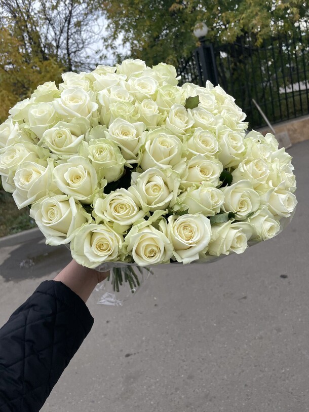 Букет из 51 розы, артикул F1150341 - 9100 рублей, доставка по городу. Flawery - доставка цветов