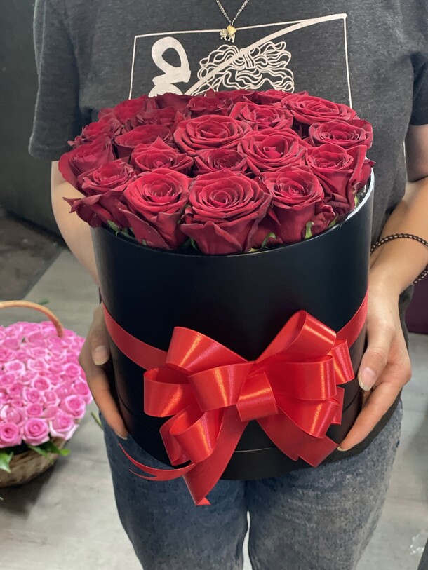 19 роз в коробке, артикул F1150437 - 4800 рублей, доставка по городу. Flawery - доставка цветов