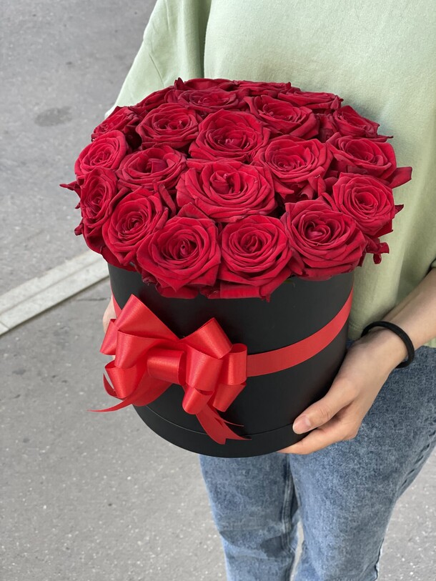 25 роз в коробке, артикул F1150439 - 5400 рублей, доставка по городу. Flawery - доставка цветов