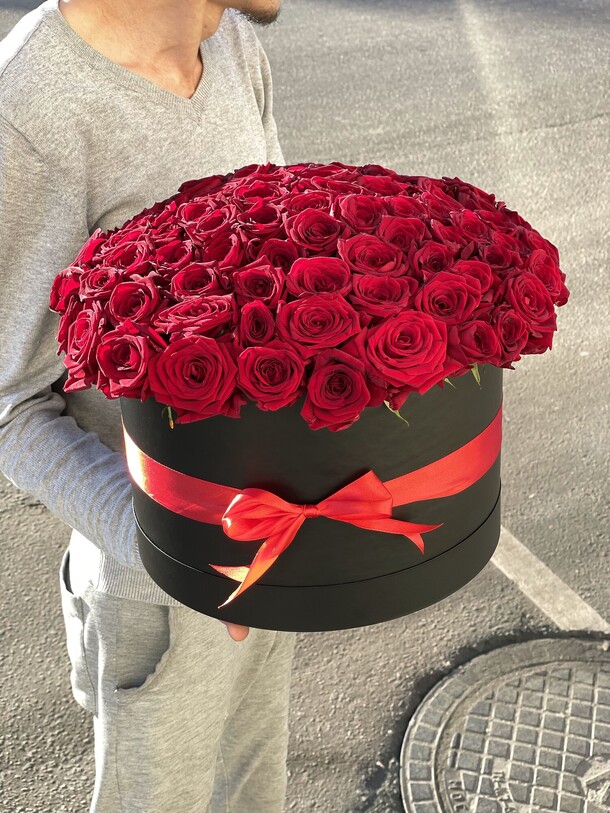 101 роза в коробке, артикул F1150443 - 16000 рублей, доставка по городу. Flawery - доставка цветов