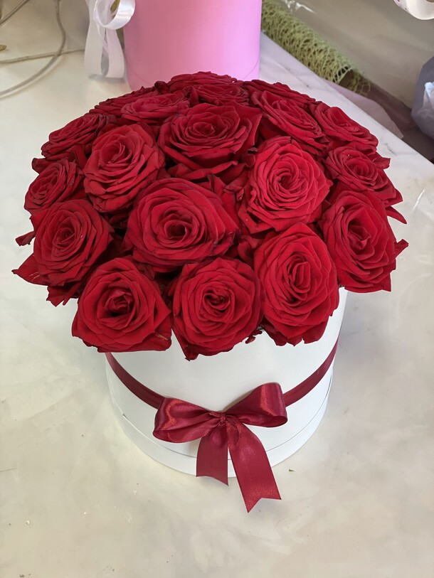 19 роз в коробке, артикул F1150462 - 4800 рублей, доставка по городу. Flawery - доставка цветов