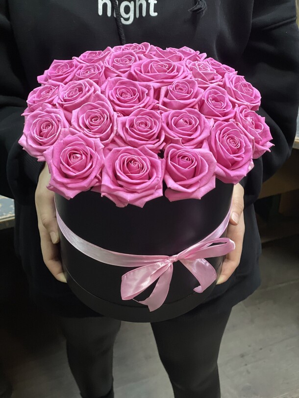 25 роз в коробке, артикул F1150478 - 6100 рублей, доставка по городу. Flawery - доставка цветов