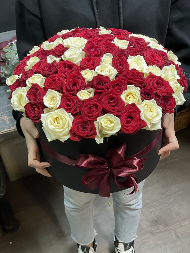101 микс розы в коробке, артикул F1150482 - 16500 рублей, доставка по городу. Flawery - доставка цветов